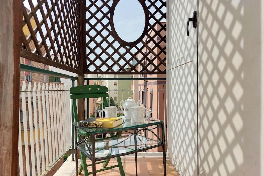 Relax Rome With 2 Balconies - 2 Bedroom Flat, 3Rd Floor With Lift, High Comfort, Quite, A Walk From Urban Train Station Gemelli And Metro A Stops Battistini & Cornelia Connecting To Center In 20 Minutes, 2 Steps From Bus Stop, Cycle Path, Groceries Экстерьер фото