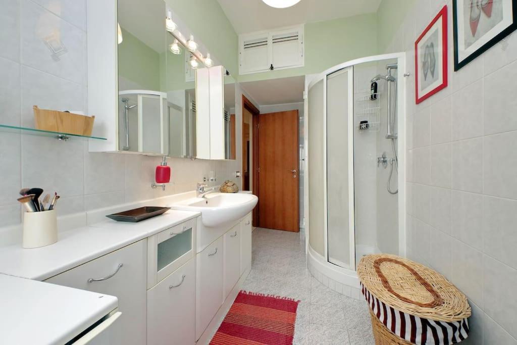 Relax Rome With 2 Balconies - 2 Bedroom Flat, 3Rd Floor With Lift, High Comfort, Quite, A Walk From Urban Train Station Gemelli And Metro A Stops Battistini & Cornelia Connecting To Center In 20 Minutes, 2 Steps From Bus Stop, Cycle Path, Groceries Экстерьер фото