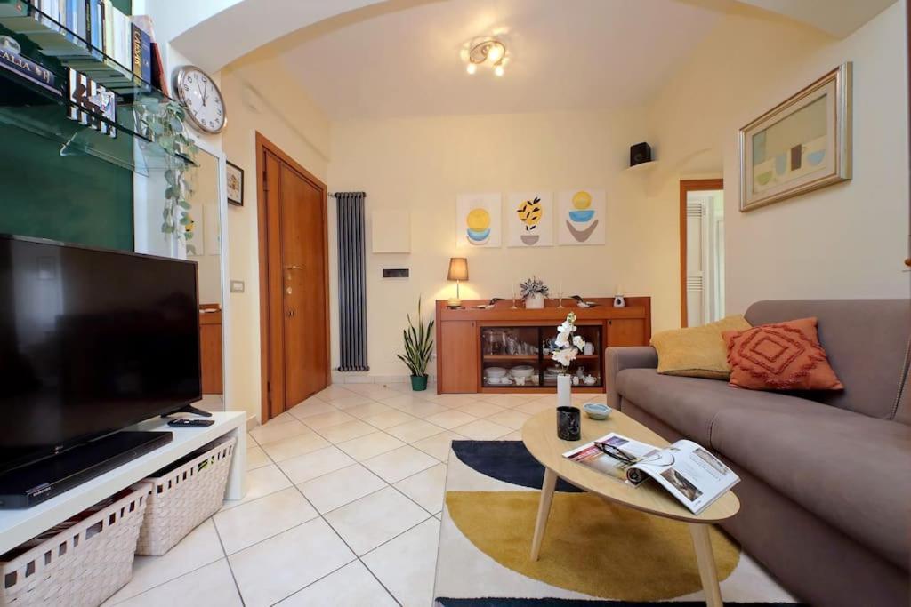 Relax Rome With 2 Balconies - 2 Bedroom Flat, 3Rd Floor With Lift, High Comfort, Quite, A Walk From Urban Train Station Gemelli And Metro A Stops Battistini & Cornelia Connecting To Center In 20 Minutes, 2 Steps From Bus Stop, Cycle Path, Groceries Экстерьер фото