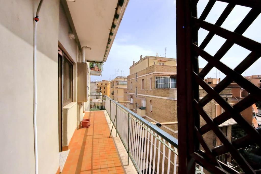 Relax Rome With 2 Balconies - 2 Bedroom Flat, 3Rd Floor With Lift, High Comfort, Quite, A Walk From Urban Train Station Gemelli And Metro A Stops Battistini & Cornelia Connecting To Center In 20 Minutes, 2 Steps From Bus Stop, Cycle Path, Groceries Экстерьер фото